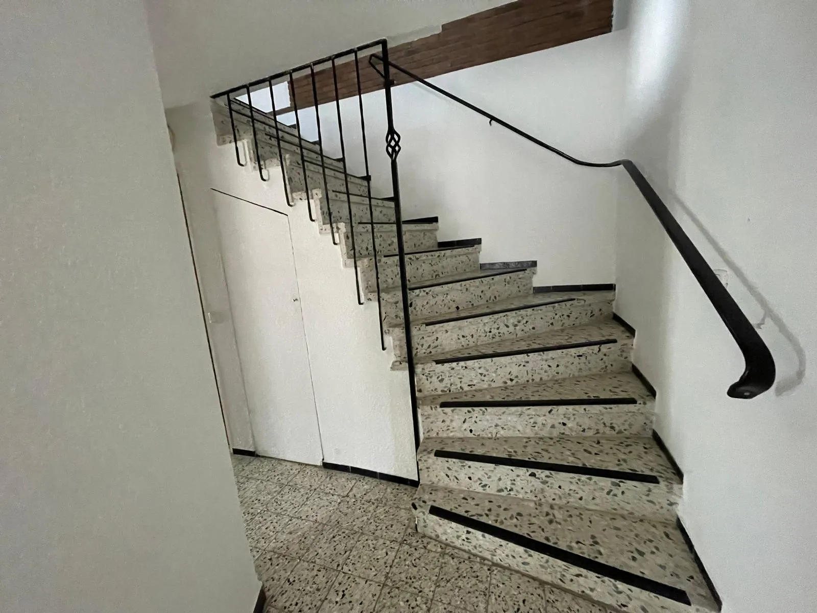 Raiffeisenstraße 49 · Wohnung 2 — Flur & Treppenhaus 1
