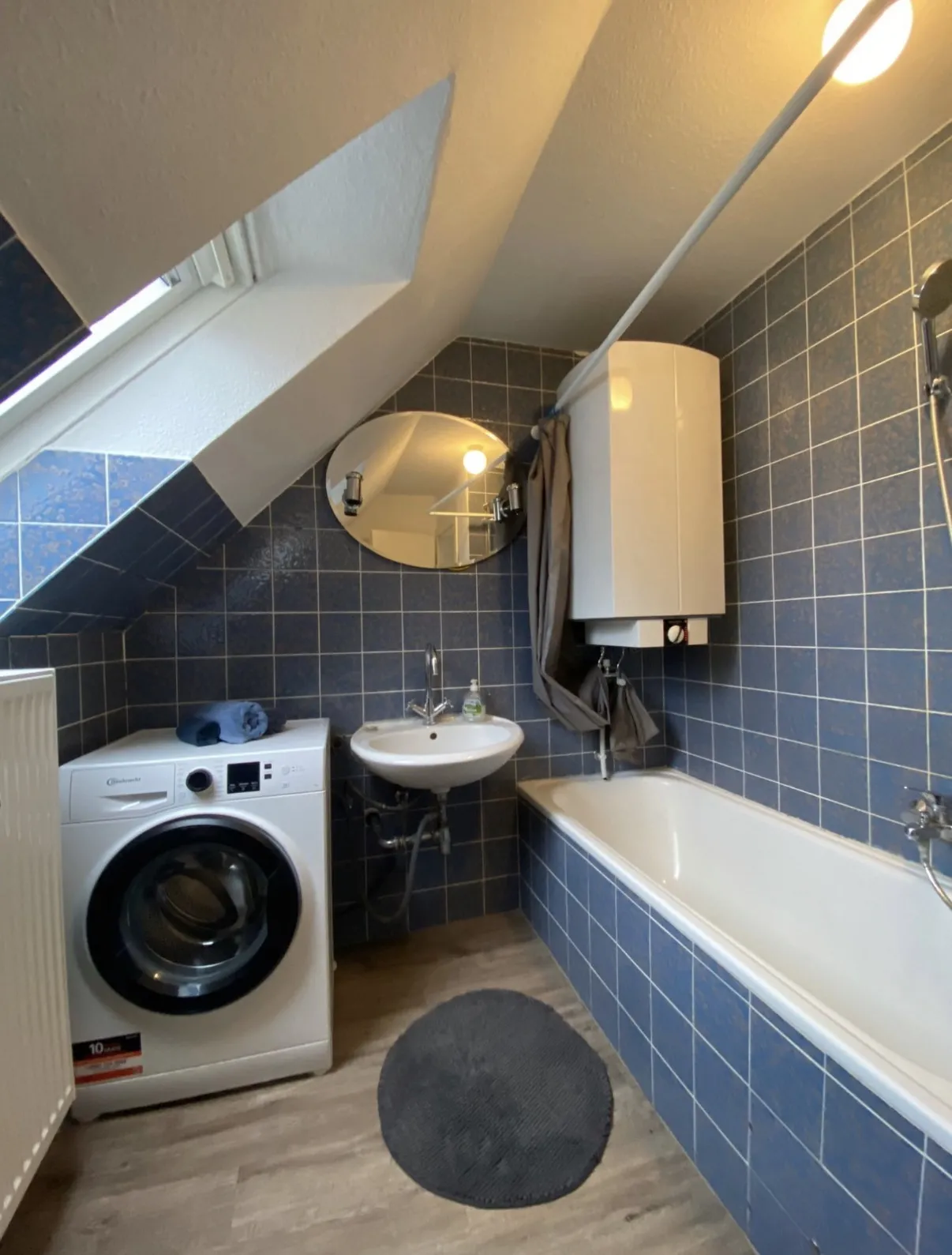 Raiffeisenstraße 49 · Wohnung 2 — Bad 1